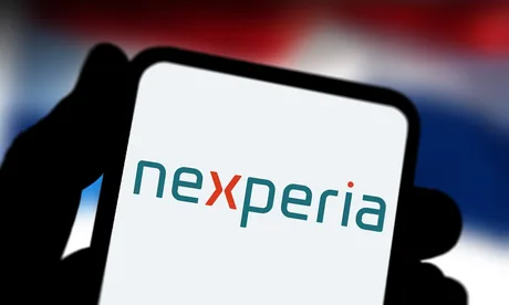 Logo-ul Nexperia pe un ecran de telefon mobil.
