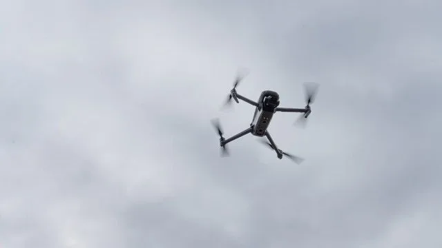 Drone zburând pe cer, în contextul conflictului din Ucraina.