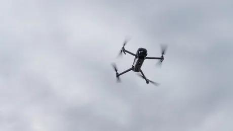 Drone zburând pe cer, în contextul conflictului din Ucraina.