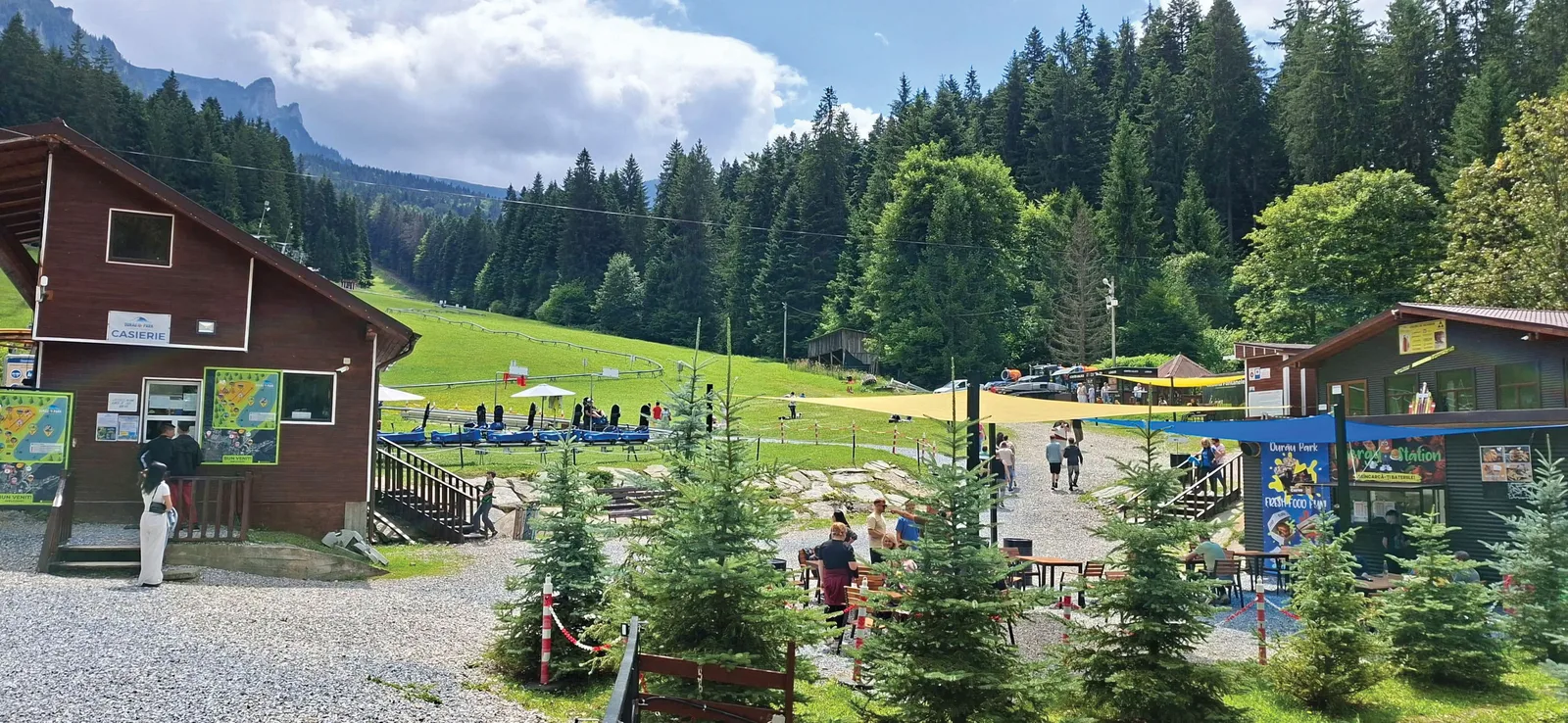 Durău Park oferă activități de agrement pe tot parcursul anului, transformându-se într-o destinație turistică populară.