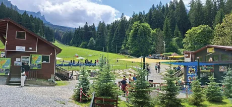 Durău Park oferă activități de agrement pe tot parcursul anului, transformându-se într-o destinație turistică populară.