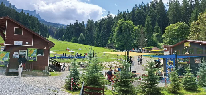 Durău Park oferă activități de agrement pe tot parcursul anului, transformându-se într-o destinație turistică populară.