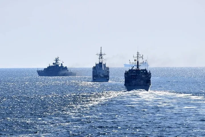 Nave militare navigând pe Marea Neagră în condiții tensionate.