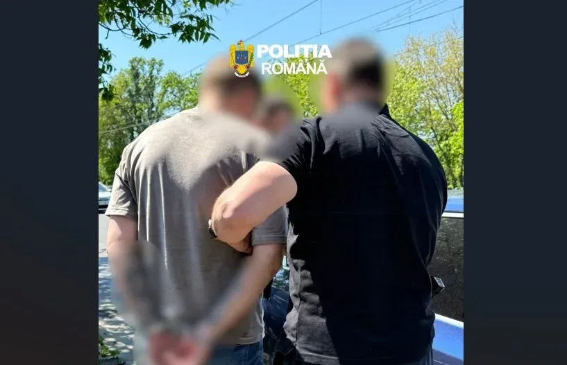 Călin Georgescu în fața feroneriilor, cu un aer serios.