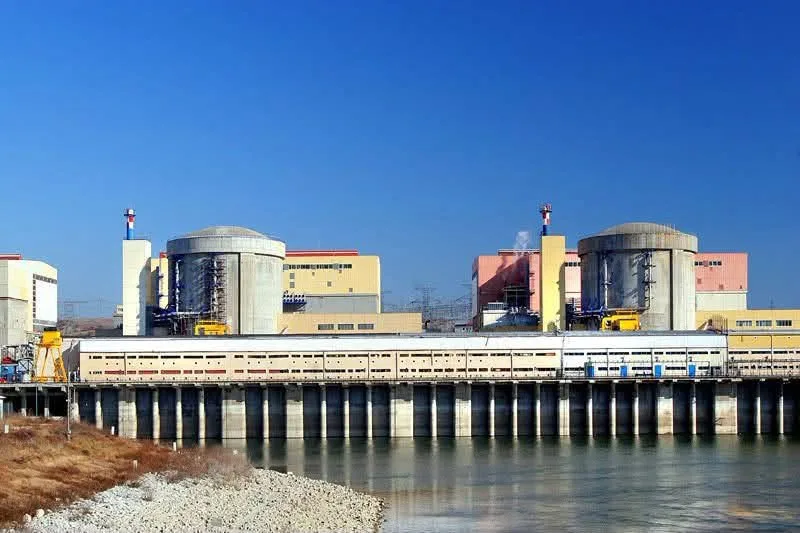 Centrala nucleară de la Cernavodă în lumina soarelui, cu unități de producție vizibile.