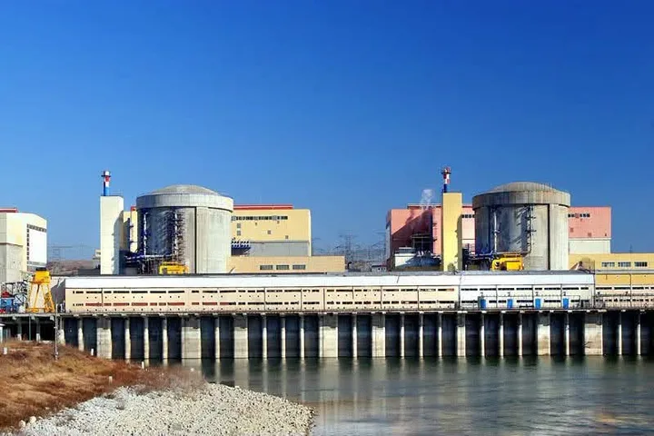 Centrala nucleară de la Cernavodă în lumina soarelui, cu unități de producție vizibile.
