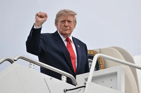 Donald Trump răspunde la întrebări despre cooperarea cu Ucraina.