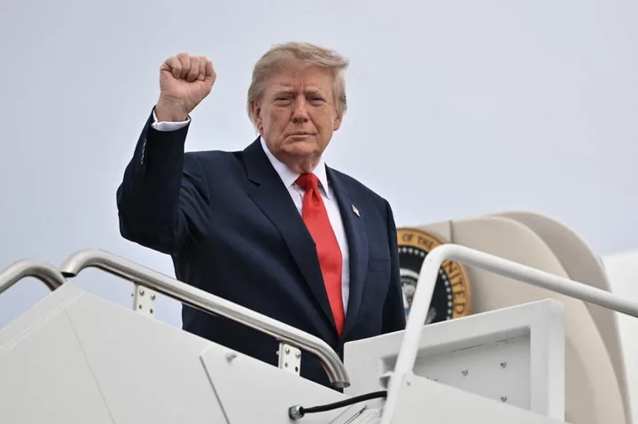 Donald Trump răspunde la întrebări despre cooperarea cu Ucraina.