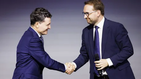 Nicușor Dan și Dominic Fritz se salută într-un cadru oficial.