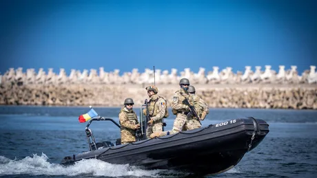 Militari români în exercițiu naval pe Marea Neagră, pregătiți pentru apărare.