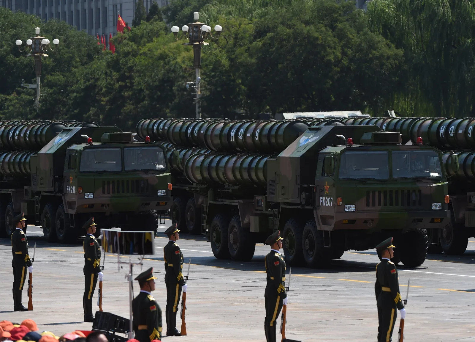 Sisteme antiaeriene desfășurate în cadrul unei parade militare chineze.
