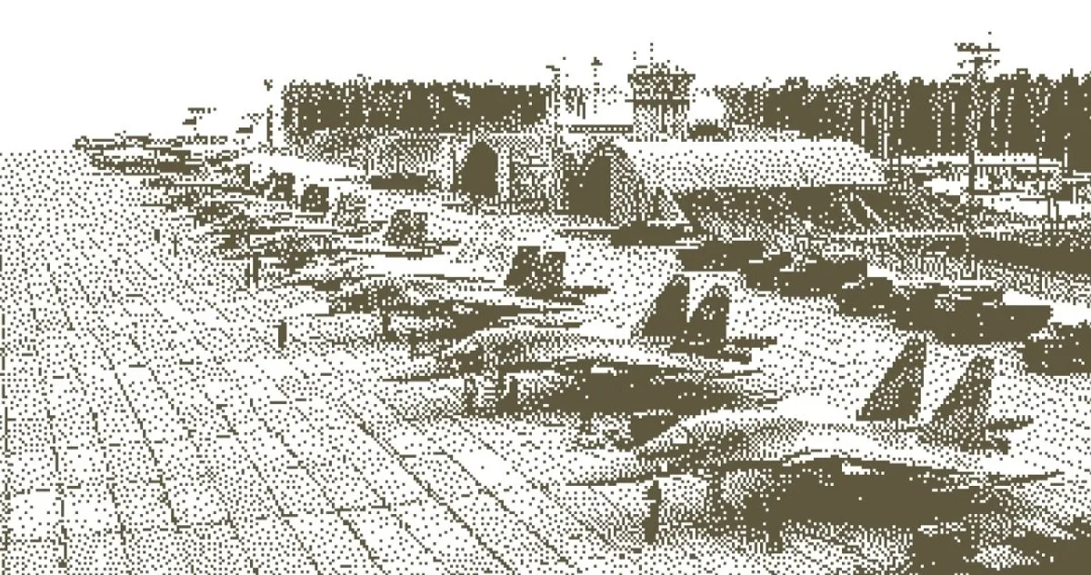 Aerodrom militar cu avioane de luptă parcate pe pistă.