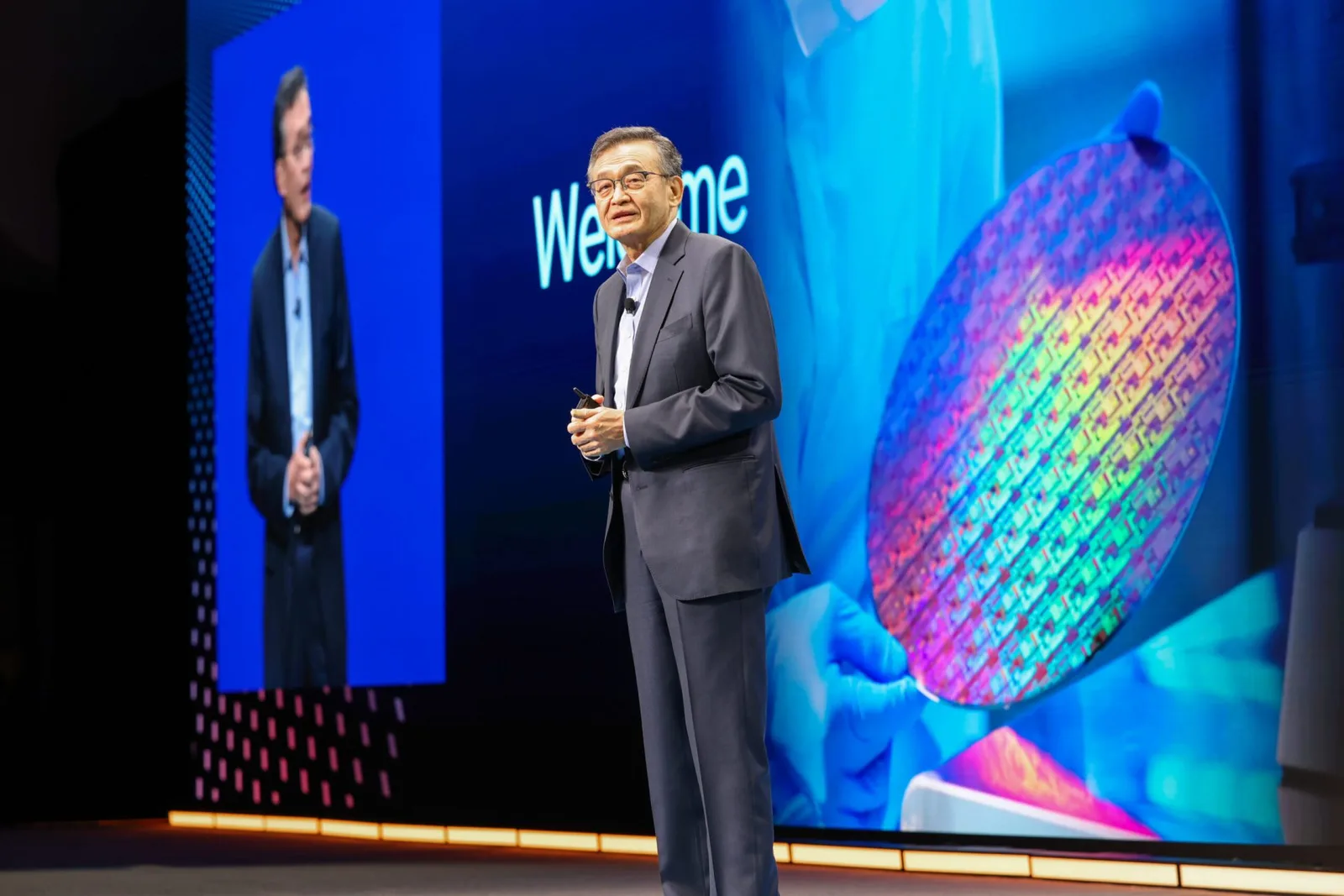 CEO-ul Intel discutând despre recrutări strategice pentru dezvoltarea cipurilor de AI.