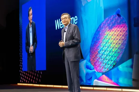 CEO-ul Intel discutând despre recrutări strategice pentru dezvoltarea cipurilor de AI.