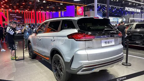 Un SUV modern expus la un salon auto, cu un design atrăgător și culori elegante.