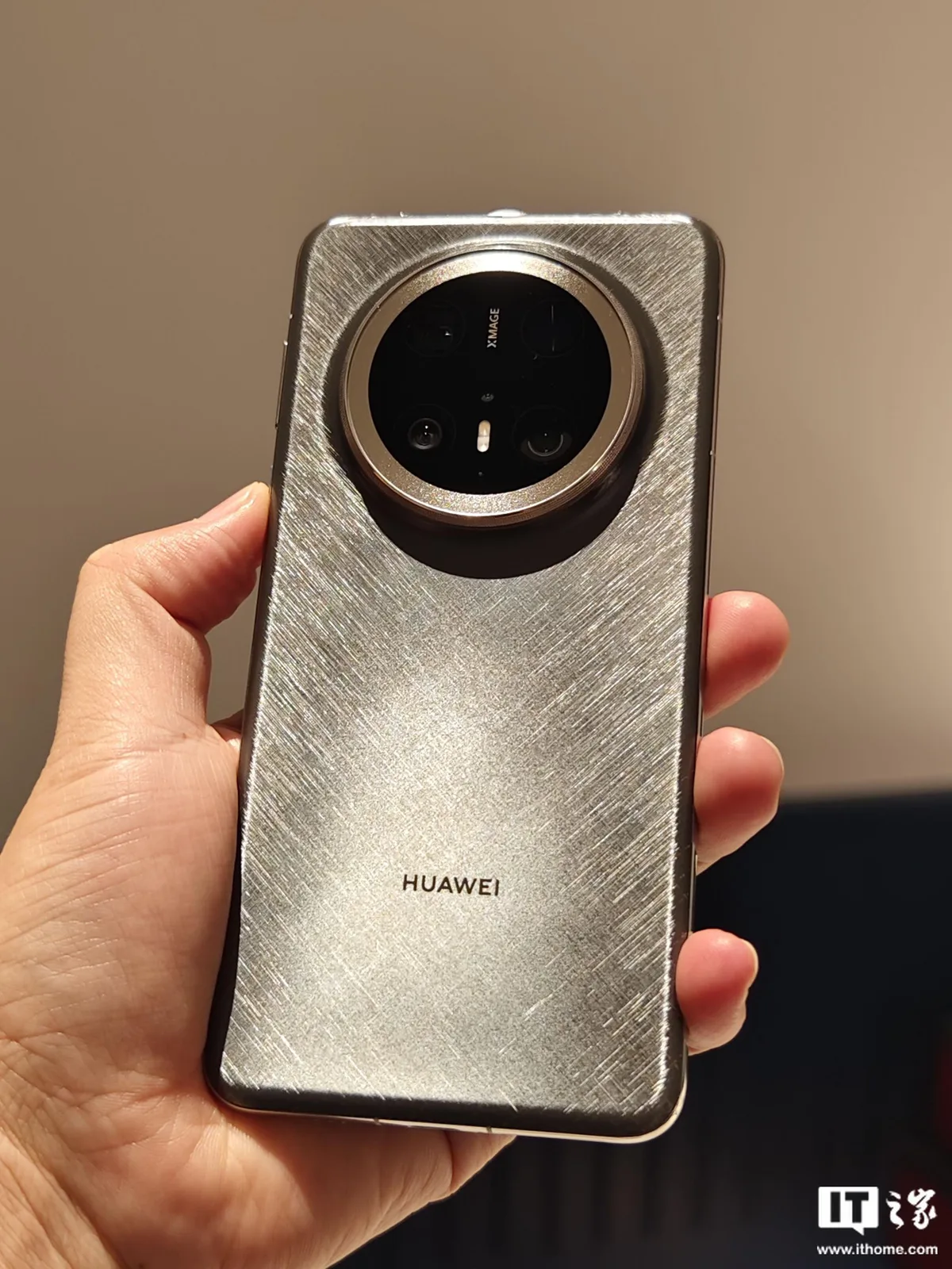 Un smartphone Huawei cu design modern și finisaj metalic.