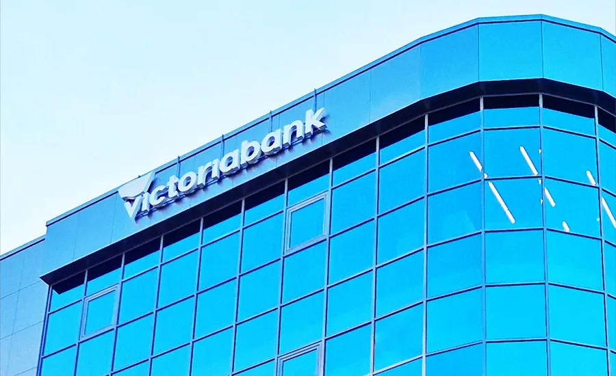 Clădirea Victoriabank reflectă cerul albastru în orașul Leova.