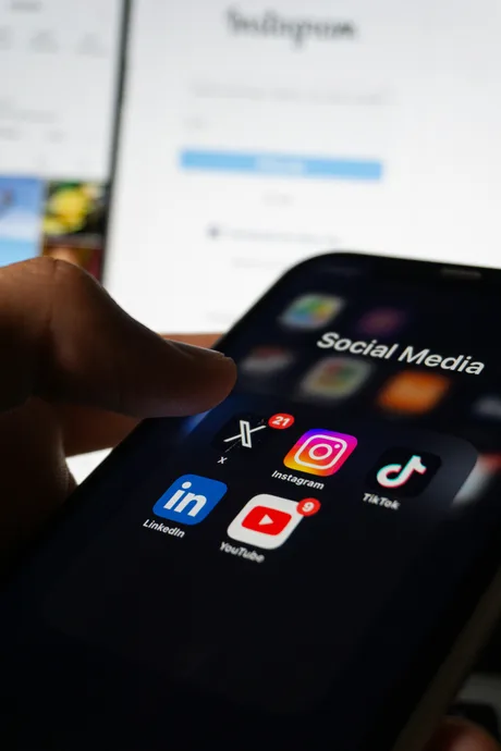 Aplicații de socializare pe un telefon mobil, evidențiind Instagram și YouTube.