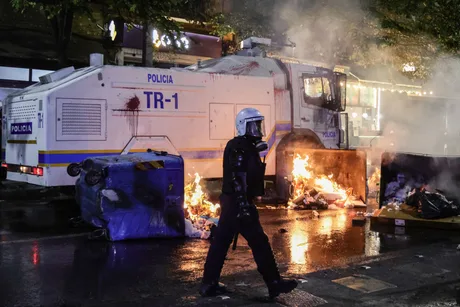 Proteste violente în Tirana, cu poliția intervenind împotriva manifestanților.