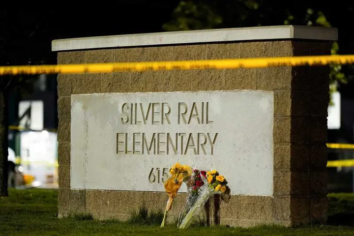 Semnul Școlii Primare Silver Rail, marcat de tristețe și tragedie.