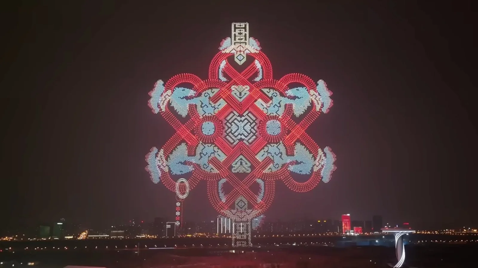 Spectacol nocturn cu drone, forme colorate și sincronizare perfectă.