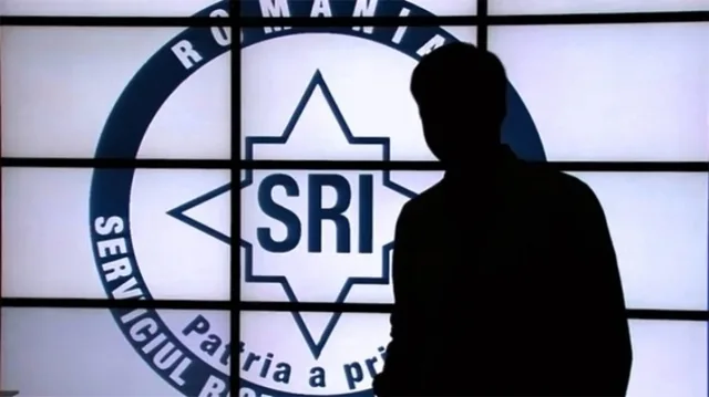 Logo-ul SRI pe un fundal iluminat, cu silueta unei persoane în față.
