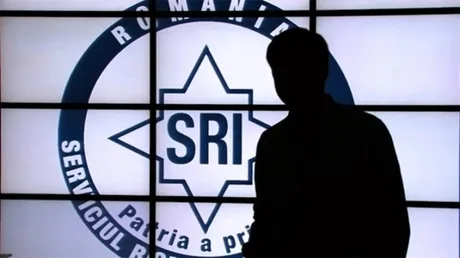 Logo-ul SRI pe un fundal iluminat, cu silueta unei persoane în față.