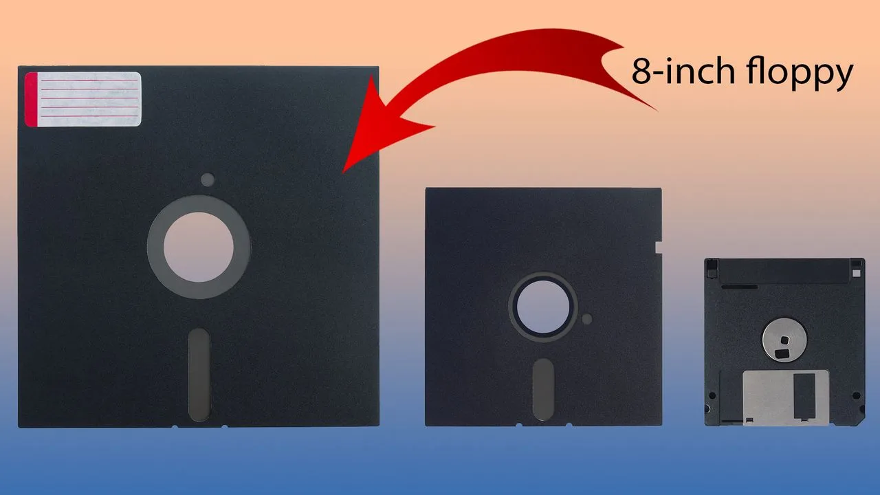 Dischete floppy de 8 inci și 3,5 inci, comparate vizual.