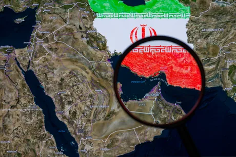 Harta Strâmtorii Ormuz și regiunile înconjurătoare, evidențiind rutele maritime.