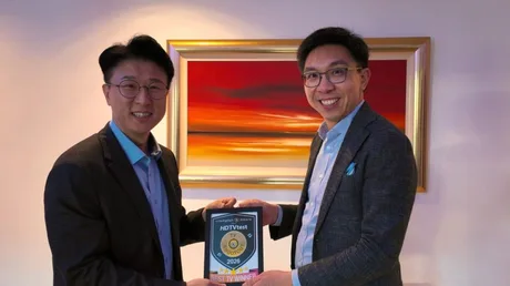 Reprezentanți Samsung primesc premiile pentru S99H OLED la HDTVTest 2026.