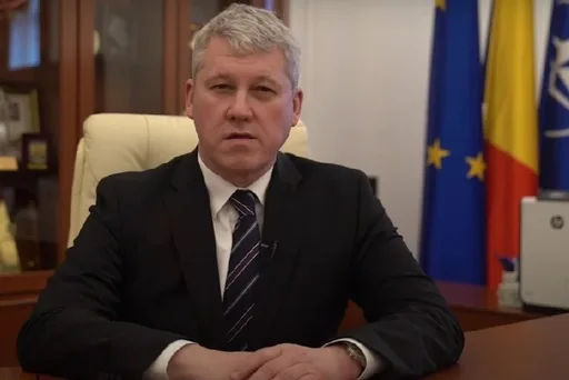 Cătălin Predoiu în birou, discutând despre demisie.