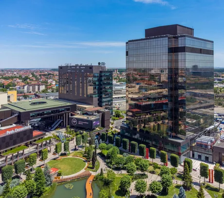 Vedere panoramică a complexului Iulius Mall și clădirilor din jur.