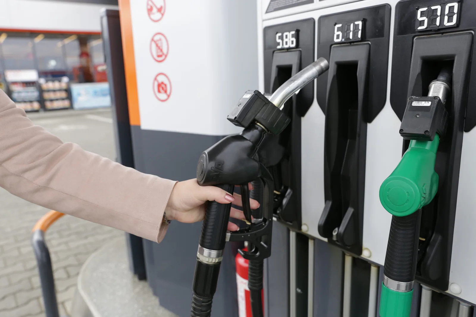 Creșterea prețurilor carburanților în România din cauza tensiunilor geopolitice.