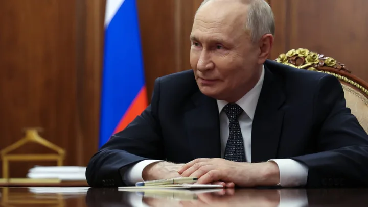 Vladimir Putin discutând despre contribuțiile financiare ale miliardarilor ruși.