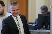 Adrian Veștea zâmbind în Parlament, pregătit pentru votul de învestitură.