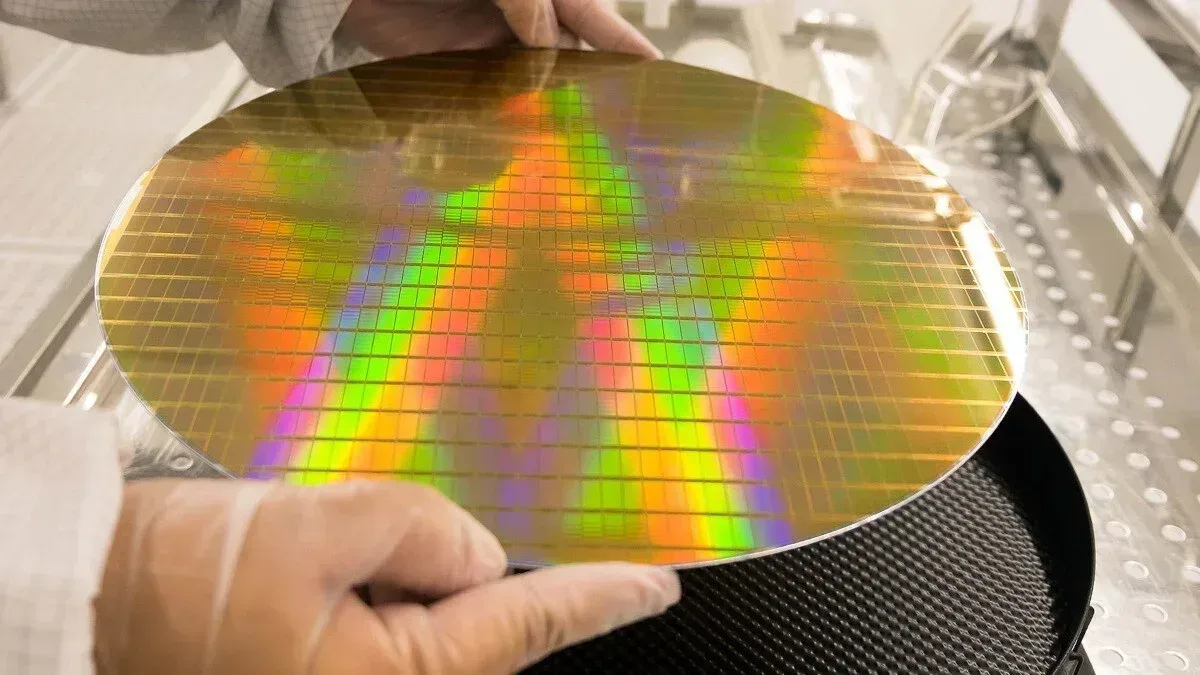 Cip semiconductor în proces de fabricație, simbol al inovației tehnologice din China.