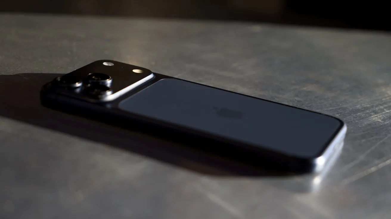 Un iPhone 18 Pro pe o suprafață metalică, cu un design elegant și modern.