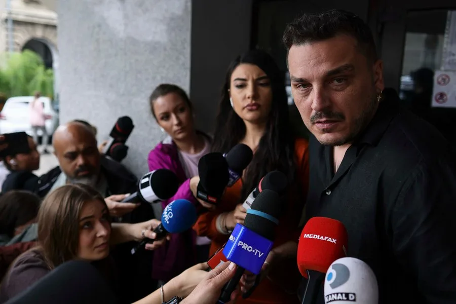 Alexandru Zidaru discutând cu jurnaliști după clasarea dosarului de evaziune fiscală.