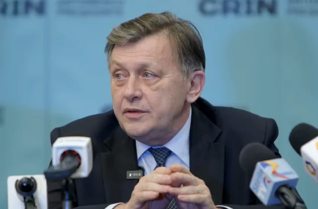 Crin Antonescu discută despre problemele interne ale PNL și acuzațiile aduse conducerii.