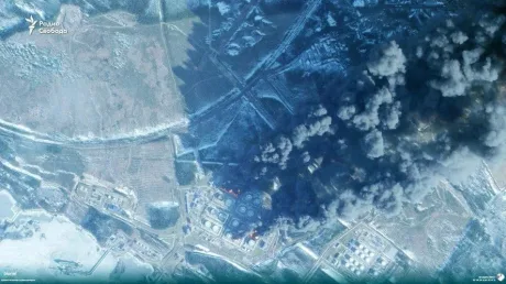 Fum și flăcări deasupra unei rafinării atacate de drone.