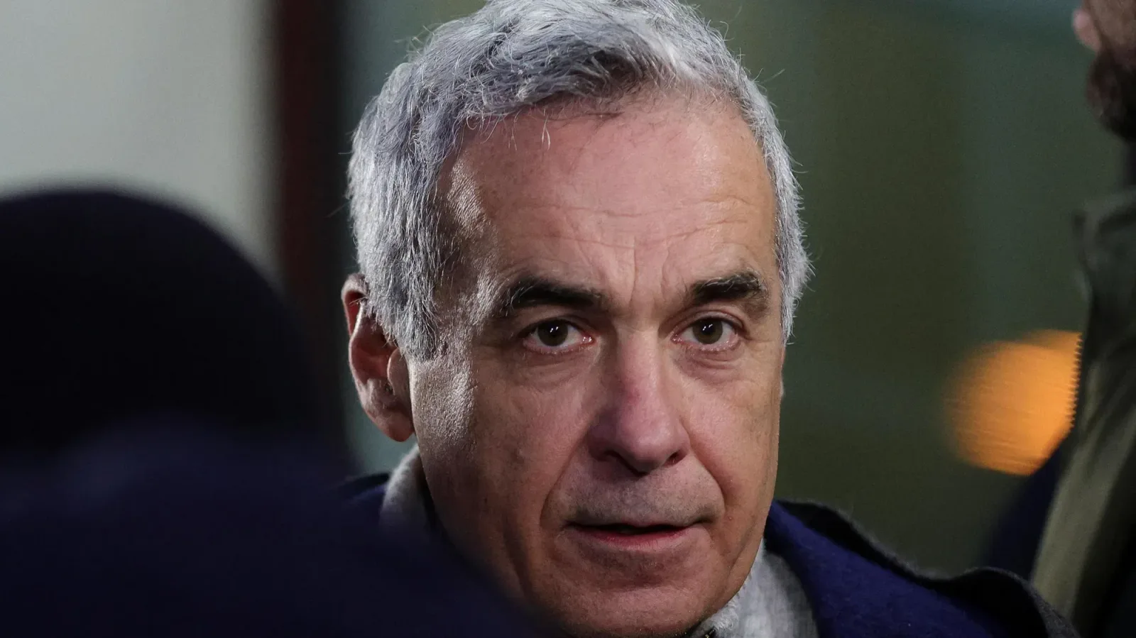 Călin Georgescu înconjurat de jurnaliști la tribunal.