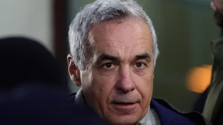 Călin Georgescu înconjurat de jurnaliști la tribunal.