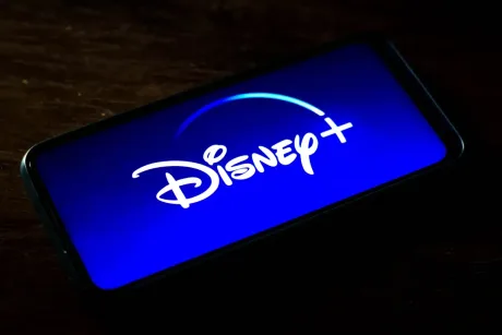Logo-ul Disney+ pe un ecran de telefon mobil.