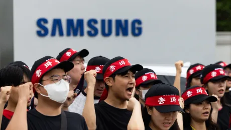 Angajați Samsung protestând pentru drepturile lor în fața sediului companiei.
