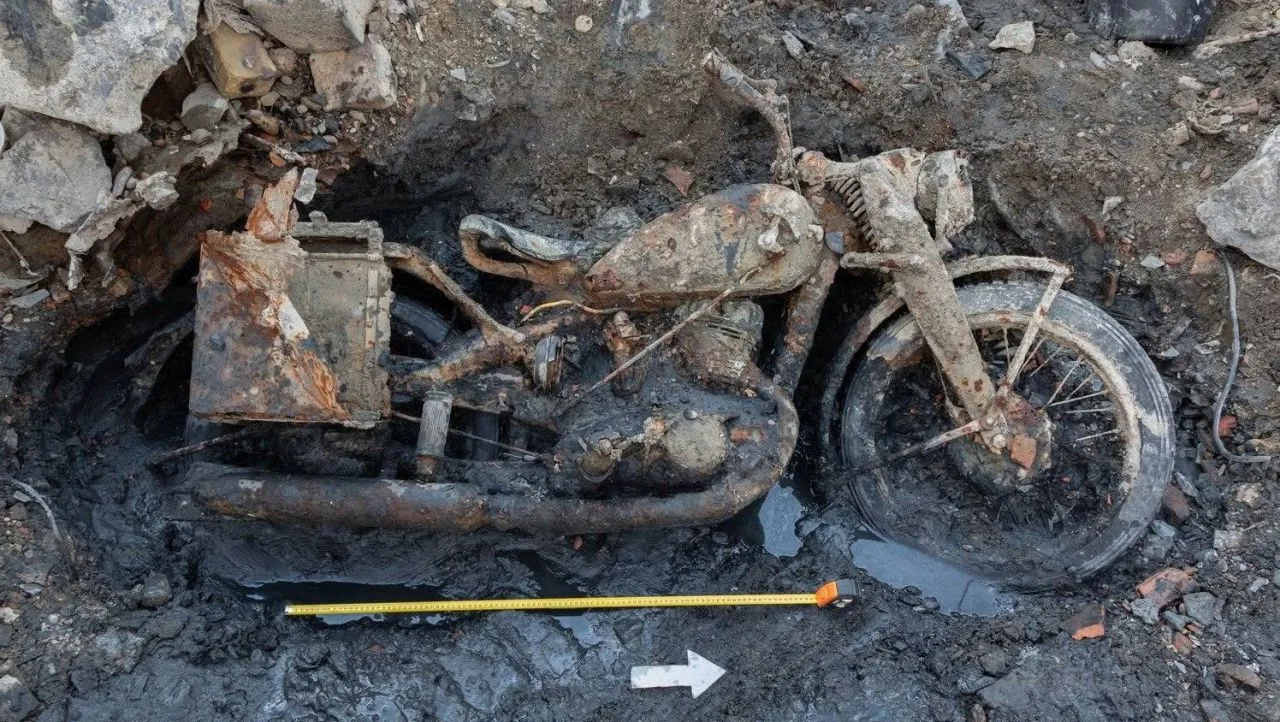 Motocicletă Wehrmacht descoperită în albia Dunării, Budapesta, conservată timp de 80 de ani.