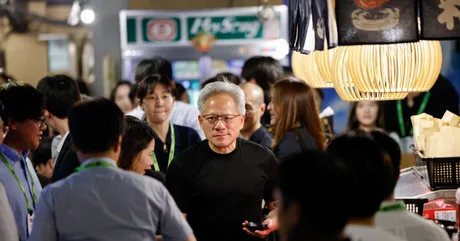 Jensen Huang la o conferință, discutând despre capacitatea de producție Nvidia.