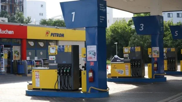 Stație de alimentare cu benzină și motorină, prețuri variate în București.