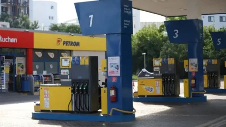 Stație de alimentare cu benzină și motorină, prețuri variate în București.
