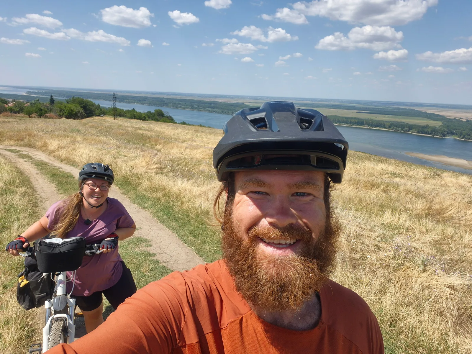 Ecologiști pe bicicletă în Deltă, admirând peisajul natural al Sulinei.