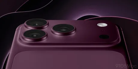 Detaliu al camerei unui smartphone modern, cu lentile multiple.